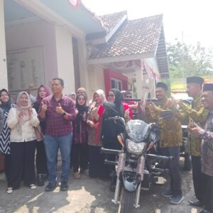 PENYERAHAN BANTUAN KENDARAAN RODA 3 UNTUK BANK SAMPAH DI KECAMATAN PULOAMPEL