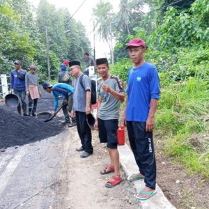 PENGASPALAN JALAN POROS DESA KEDUNGSOKA DISAMBUT ANTUSIAS WARGA KAMPUNG KALIKERANJANG